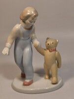 Ritka festésű Káldor Aurél Aquincum porcelán Macival sétáló kislány figura