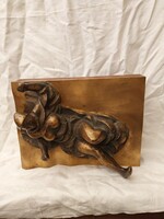 Rajki lászló szobrász "Csúszás"című domborműve.