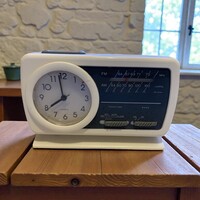 Retro asztali óra rádióval saját dobozában, régi de sosem használt, ébresztőóra