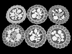 Fehér Kalocsai mintával hímzett riselt terítő, 24 cm darabra!