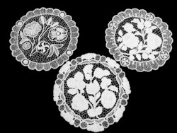 Fehér Kalocsai mintával hímzett riselt terítő, 28 cm darabra!