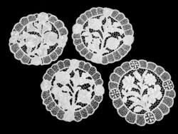Fényes Fehér Kalocsai mintával hímzett riselt terítő, 20 cm darabra!