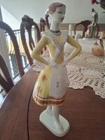 Hollóházi női figura