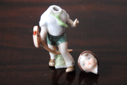 SÉRÜLT HERENDI KISFIÚ LOVACSKÁVAL PORCELÁN FIGURA