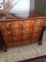 Biedermeier oszlopos dióborítású  "svartnis" hasas oszlopos komód
