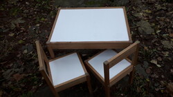 Bútor kis gyerekeknek 1 asztal 2 székkel garnitúra.