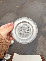 Dombornyomott ón falitányér, német gyártmányú SKS Zinn darab.