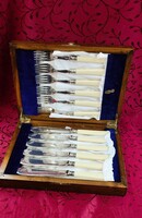 Egyedi, angol ezüstözött utazó evőeszköz készlet eredeti dobozban (kb. 1890-1920)