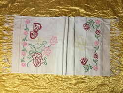 Szép antik keresztszemes kézimunka lenvászon gyolcs hosszú terítő futó szív rózsa mintás kelengye