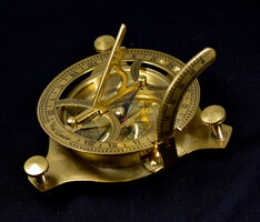 DEKORATÍV ÉS TÖKÉLETESEN MŰKÖDŐ VINTAGE RÉZ TÁJOLÓ - IRÁNYTŰ ÉS EGYBEN NAPÓRA  !