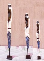 Vízhordó lányok. Bennszülött, törzsi szobor sorozat Indonéziából. Eredeti kézműves munka.