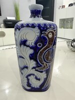 Kobaltkék, madármotívummal díszített, kézzel készített Westerwald kerámia butella.