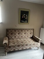 Régi virág mintás kanapé