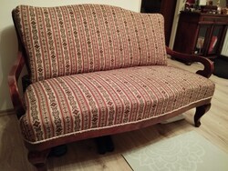 Klasszikus, tömörfa kanapé – stabil, időtálló darab