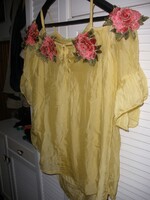 Selyem tartalmú blúzok, tintapiros és sárga