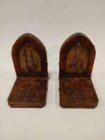 Fábòl készült könyvtámasz