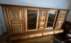 Rusztikus Vitrines Tálalószekrény – Vadász Stílusú Fafaragásokkal (Retro/Vintage)