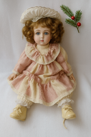 Karácsonyi ajándéknak is gyönyörű porcelán baba