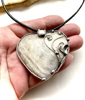 KRÉM SZÍNŰ SZÍV Szivárványholdkő  medál egyedi darab