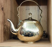 Antik réz klasszikus teáskanna – kézzel vésett florális motívumokkal (XIX. század vége)