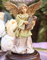 Zenélő angyal figura