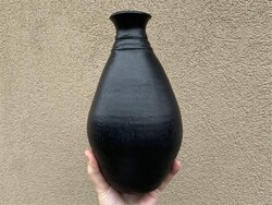 Szép formájú régi fekete matt karcagi kerámia váza, agyag