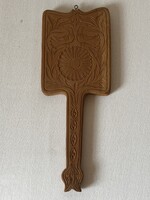 Két oldalán Faragásokkal diszitett kis sulyokfa