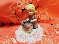 Fát fűrészelő lány, biskvit porcelán  figura