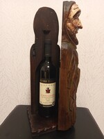 Egyedi, 46 cm magas, kézzel faragott fa bortartó, mely egy szerzetes/ barát figuráját ábrázolja.