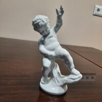 Fehér Herendi porcelán pisilő fiú, puttó figura