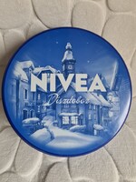 Óriás NIVEA ünnepi fémdoboz hangultos békés esti téli utca havas táj autóval