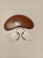 Régi csiptetős szemüveg