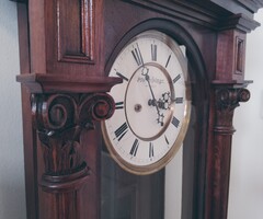 Antik bécsi ónémet súlyhuzamú manufakturális falióra restaurálva