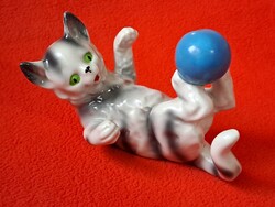 Ritka! Lippelsdorfi (GDR) hanyatt fekvő, labdázó cica / macska porcelán figura