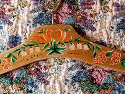 Régi kézzel festett fa vállfa