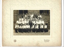 1920–30-as évek leányiskolai osztályképe – név szerint azonosítva, Brunhuber Béla,