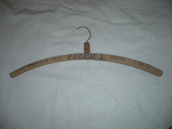 Régi reklámfelíratos fa vállfa