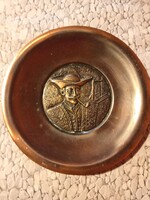 Pipázó betyár - rézötvözet falitányér 1970