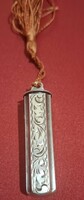Art Deco ezüst rúzstartó – kézi vésett mintával, bojt díszítéssel (1930–40)