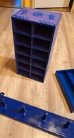 Retró, kékre-lilára festett sok rekeszes fapolc