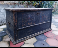 Antik kelengyés tömör fenyő láda kézzel névre szóló, festve ,mintával. 1870