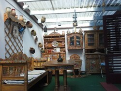 Régiség, kézzel festett kalocsai mintás bútorok (szekrények, bölcső, asztal, pad)