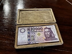 Pénz átadó fadoboz.