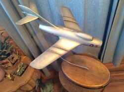 Mig 15 vadászgép katonai repülő emlék szobor fa