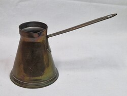 Régi jelzett réz török kávé kiöntő szép állapotban 168 g. súlyú 11 cm. magas