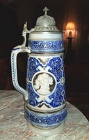 Reinhold ﻿Merkelbach antik 3literes ón fedeles kerámia sörös korsó jelzett számozott darab.