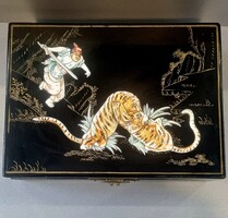 Nagy méretű keleti antik gyöngyház és csont berakásos festett lakk doboz