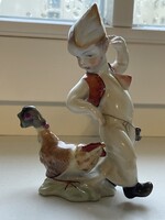 Herendi hibátlan, vitrinben tartott, porcelán kisfiú kakassal, ritkább darab.