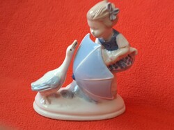 Szép festésű, régi német Carl Scheidig esernyőt tartó, libától félő kislány porcelán figura