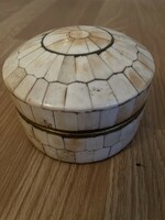 Masszív nagyobb csonttal borított réz doboz.